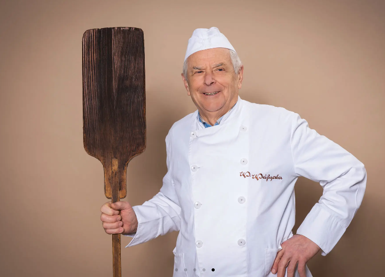 Willibald Weißgerber mit Backschaufel