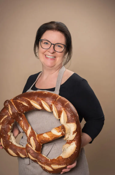 Kerstin Weißgerber mit großer Breze